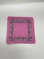 Dettaglio bandana in cotone rosa con motivo paisley e bordi cuciti su sfondo bianco neutro - Laccio sottogola bianco / Fazzoletto quadrato rosa 16 cm