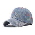 Berretto da baseball in denim azzurro con motivi floreali bianchi e rosa - Regolabile / Blu Denim Chiaro