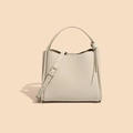 Minimalistische Beigefarbene Beuteltasche aus Leder mit Tragegriff und Gold-Hardware - Elfenbein