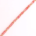 Detalle de piedras cuadradas rosas y cuentas doradas en un collar de titanio dorado - Rosa