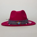 Détail d'un chapeau fedora bohème avec ruban ethnique tissé et pierre turquoise - M(56-58cm) / Rouge