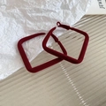 Detailopname van elegante donkerrode fluwelen vierkante creolen op een mooie achtergrond - Rode Fluwelen Ruit Oorbellen (38# Zilveren Pin)
