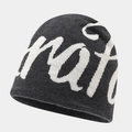 Nahaufnahme der dicken Strickstruktur und Jacquard-Schrift auf der dunkelgrauen Beanie - Dunkelgrau