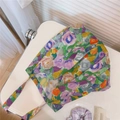 Detail van bloemen canvas shopper met levendige olieverfpatronen op een witte stoel - Olieverf Groen Paars Bloemen