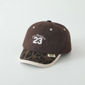 Detail der Stricktextur und Leoparden-Schirm an Kinder-Basecap mit Stickerei Nummer 23 - Nummer 23 / Kaffeebraun