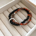 Detail eines zweischichtigen Perlenarmbands mit Maiglöckchensteinen und Silberring - 17# Kontrastfarbenes zweilagiges Perlenarmband mit silbernem Ring
