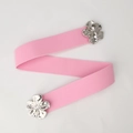 Ceinture élastique rose pour femme avec boucle florale en métal argenté sur fond blanc - Rose