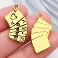 Détail macro de pendentifs poker dorés avec quinte flush royale et symboles de cœur - Cartes de Poker (19226) / 13x25mm