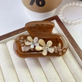 Braune Blumen-Haarklammer aus Acetat mit Muschelblüten und Glanzkristallen - 1# Karamell