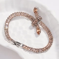 Dettaglio macro del bracciale tennis argento con zirconi champagne e pendente a testa di serpente - Stile Testa di Serpente / Argento Zircone Champagne