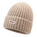 Berretto in maglia a coste beige con etichetta tessuta bianca per calore e stile - Taglia unica / Beige medio