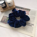 Elastico per capelli in velluto blu scuro su giornale vintage per acconciature - Blu Notte