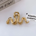 Elegante gouden haarklem in de vorm van een slang met golvend ontwerp op lichte achtergrond - Goud