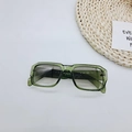 Detalle de gafas de sol rectangulares verde oliva con remaches plateados - verde oliva