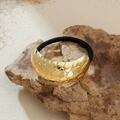 Coletero metálico dorado irregular con textura en relieve y banda elástica negra - Estilo 3 (Arco en relieve)