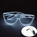Vista detallada de las gafas LED transparentes con luz blanca, caja de pilas y cable - Blanco