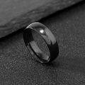 Detailopname van een 6 mm gepolijste zwarte roestvrijstalen ring met bolle band - US 6 / 6mm / Zwart