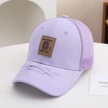 Dettaglio cappellino mesh lavanda con bordo consumato e toppa in pelle marrone G - G Label (Purple)
