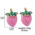 Boucles d'oreilles fraises roses avec feuilles vertes et détails dorés, bijoux de 1,5 cm - E00204 Boucles d'Oreilles Clous Fraise Rose