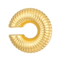 Detaillierte Ansicht der goldenen gerippten Textur dieser C-förmigen Ohrmanschette - Gerippter Spiralstil / 1 STK / KC Gold