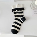 Calze al ginocchio stile Lolita con strisce bianche e nere e bordi con volant eleganti - A righe