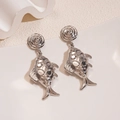 Detalle de pendientes plateados con forma de pez y textura de círculos de estilo retro - Plata (Pin de plata) / Plateado