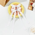 Barrettes à nœuds en ruban blanc avec cristal en forme de cœur sur une assiette jaune - Blanc
