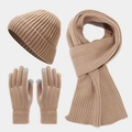 Vista detallada del conjunto de invierno de punto beige con gorro, bufanda y guantes táctiles - Caqui