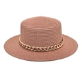 Détail du chapeau en paille marron à bord plat avec une chaîne décorative en métal doré - Vieux rose