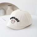 Detailweergave van de crème katoenen baret met bearbaby borduursel en berenmotief - 50cm (1-3 jaar) / Broken Wit
