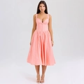 Elegante roze geborduurde midi-jurk van mesh met een slanke pasvorm en opengewerkte details - S / Roze