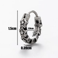 Dettaglio orecchino da uomo con stella e dimensioni 1,5cm esterno e 1,0cm diametro interno - Stile Rilievo Stella a Cinque Punte (S79)