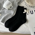 Schwarze Wollsocken mit cremefarbener Strickschleife, weich und warm für den Herbst - Einheitsgröße / Schwarz