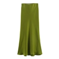 Détail de la texture satinée vert olive lisse et du drapé de la jupe longue - XS / vert clair