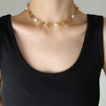 Elegante vergoldete Titanstahl-Knotenkette mit weißen Perlen an einem Modell - Halskette / 38+5cm / Gold