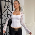 Detailansicht des eleganten weißen Slim-Tops mit Spitzenärmeln und Vintage-Eck-Ausschnitt - XS / Weiß