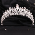 Dettaglio ravvicinato di cristalli a marquise e tondi scintillanti su corona da sposa - Argento con strass bianchi