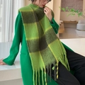 Écharpe à carreaux verts élégante avec pompons en imitation cachemire portée par un mannequin - 14# Nuances de Vert à Carreaux