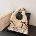 Borsa hobo in ecopelliccia crema con fiocchi marroni e ciondolo a farfalla in metallo - Bianco Sporco