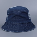 Vista dettagliata del cappello bucket in denim blu scuro lavato con bordi sfilacciati - M (56-58cm) / Blu scuro