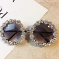 Occhiali da sole tondi oversize con strass in cristallo e lenti grigie sfumate alla moda - Zircone Bianco