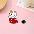 Pin's en émail chat blanc dans une chaussette de Noël rouge à pois avec fermoir noir en métal - Chat Chaussette de Noël