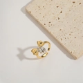 Anello a fiocco dorato regolabile con dettaglio argento su espositore in pietra - Stile Fiocco (JZ0534)