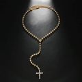Funkelnde goldene Kreuz-Halskette mit Strasssteinen an einer schlichten Y-Kette - Gold