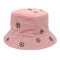 Dettaglio del cappello alla pescatora rosa con ricami di palloni da calcio bianchi e neri - M (56-58cm) / Rosa