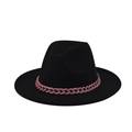Détail d'un chapeau fedora en feutre noir avec une grosse chaîne décorative rose mat - Noir Classique (26)