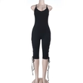 Detail eines schwarzen V-Ausschnitt-Bodysuits mit seitlicher Schnürung und schmalen Trägern - S / Schwarz