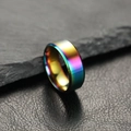 Moderner 8mm Regenbogen Edelstahlring mit einer polierten, flachen Bandoberfläche - US 6 / Regenbogen Matt