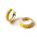 Dettaglio di orecchini a cerchio dorati con smalto giallo e motivi floreali rosa - No.02 - Floreale giallo rosa