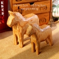 Handgefertigte Dala-Pferde-Ornamente aus Holz im Natur-Look, Set aus zwei Dekofiguren - Zweiteiliges Pferde-Set (C46)